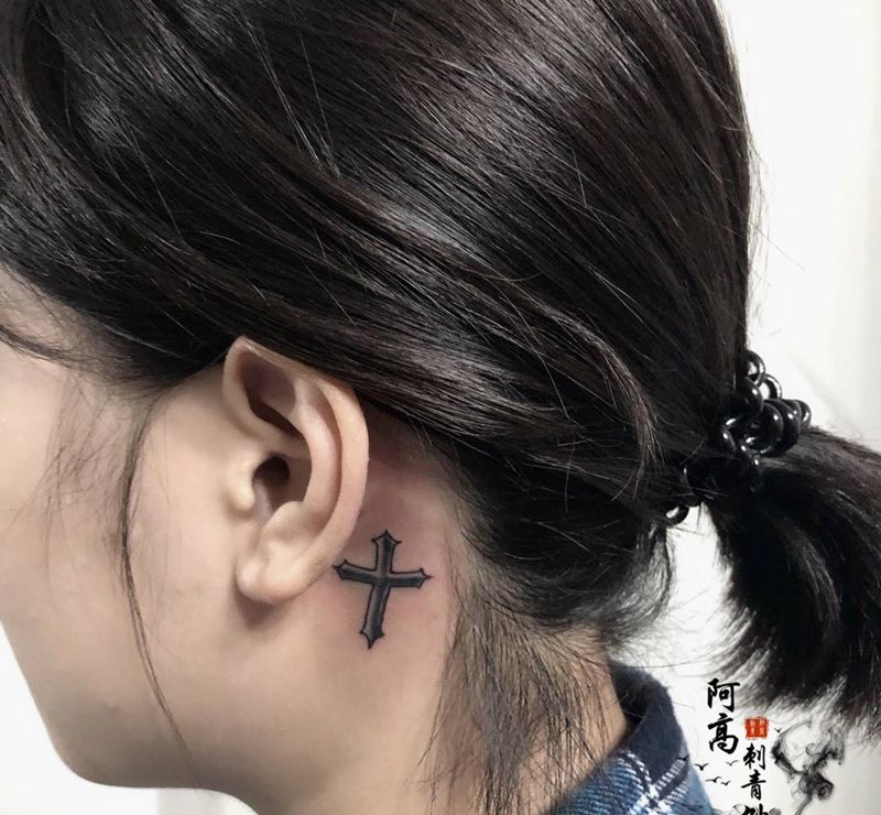 耳后十字架纹身图片