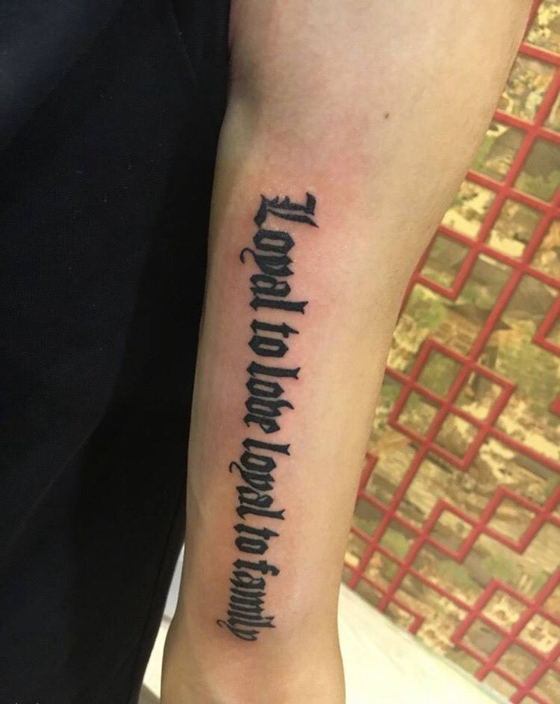 手臂哥特字体纹身图片