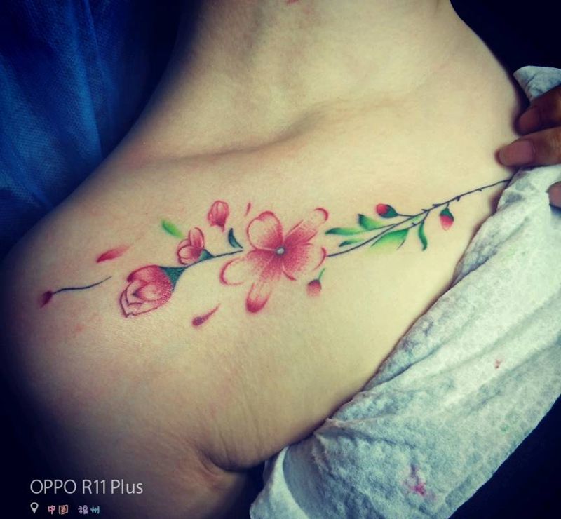 花纹身图片_胸部纹身图案