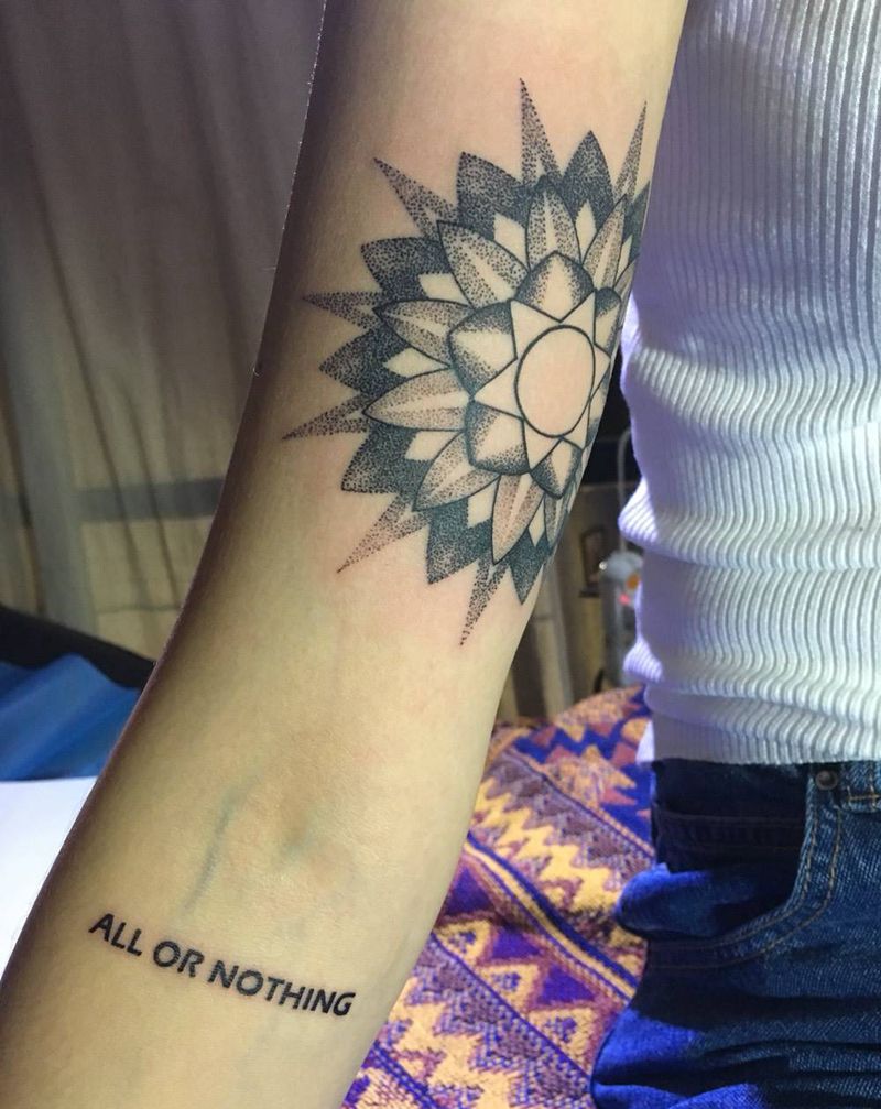 手臂羽毛+曼达拉点刺纹身图片_成品手臂清新几何图腾点刺纹身图案