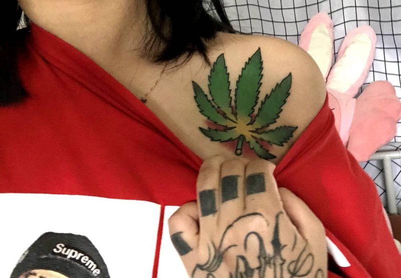 大叶子恢复效果纹身图片_肩部Old School纹身图案