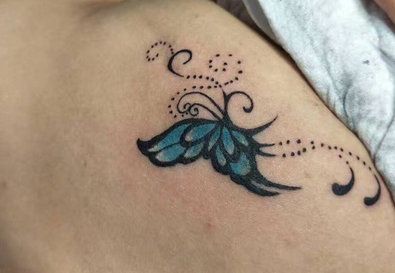 孤蝶小徘徊，翩翾粉翅开