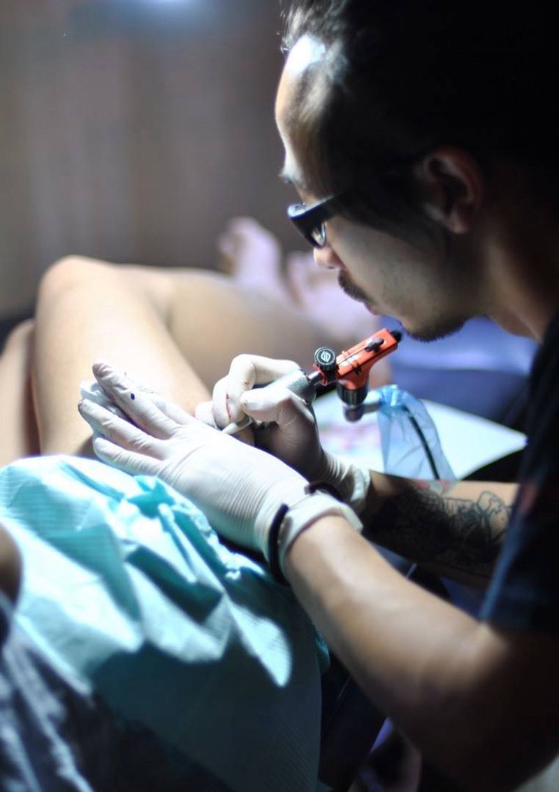 old school 玫瑰花纹身图片_成品手稿欧美腿部臀部植物纹身图案