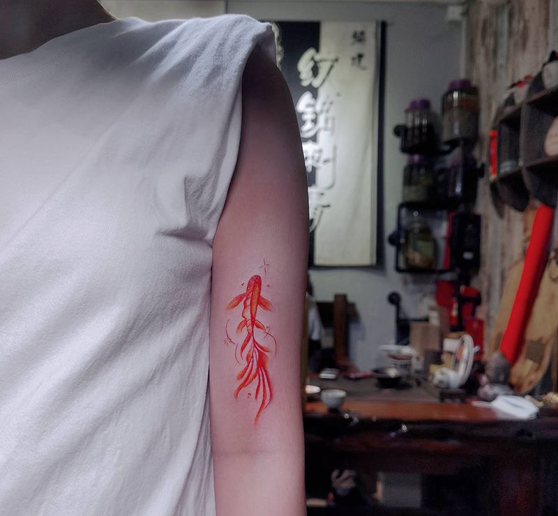 金鱼纹身图片_手臂水墨鱼纹身图案