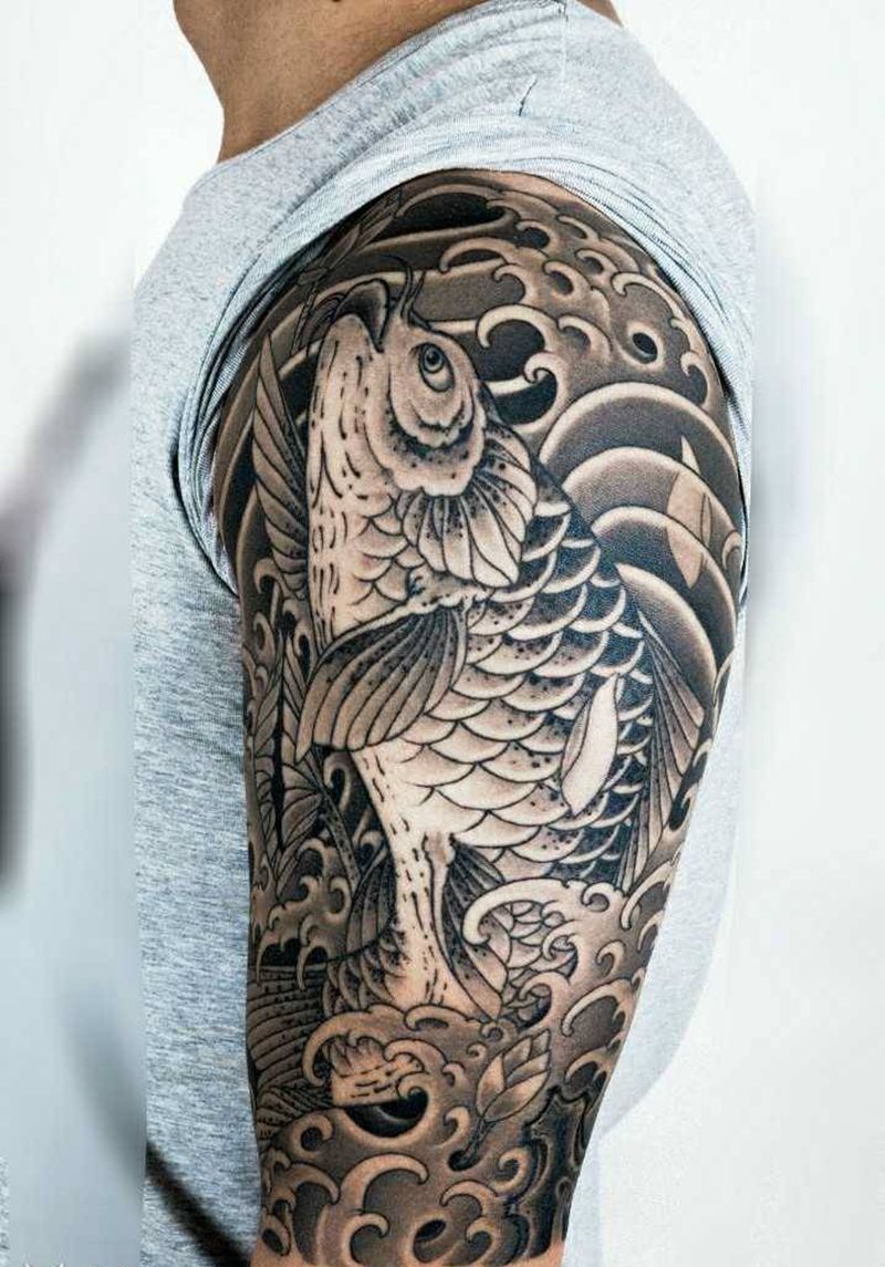 大臂鲤鱼纹身图片_肩部手部老传统新传统鲤鱼荷花纹身图案