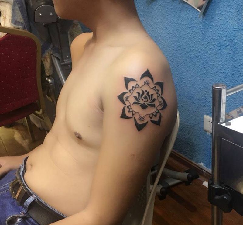 手臂图腾梵花纹身图片