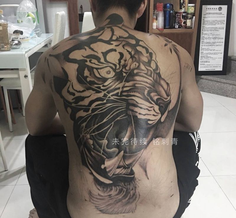 未完待续满背虎纹身图片
