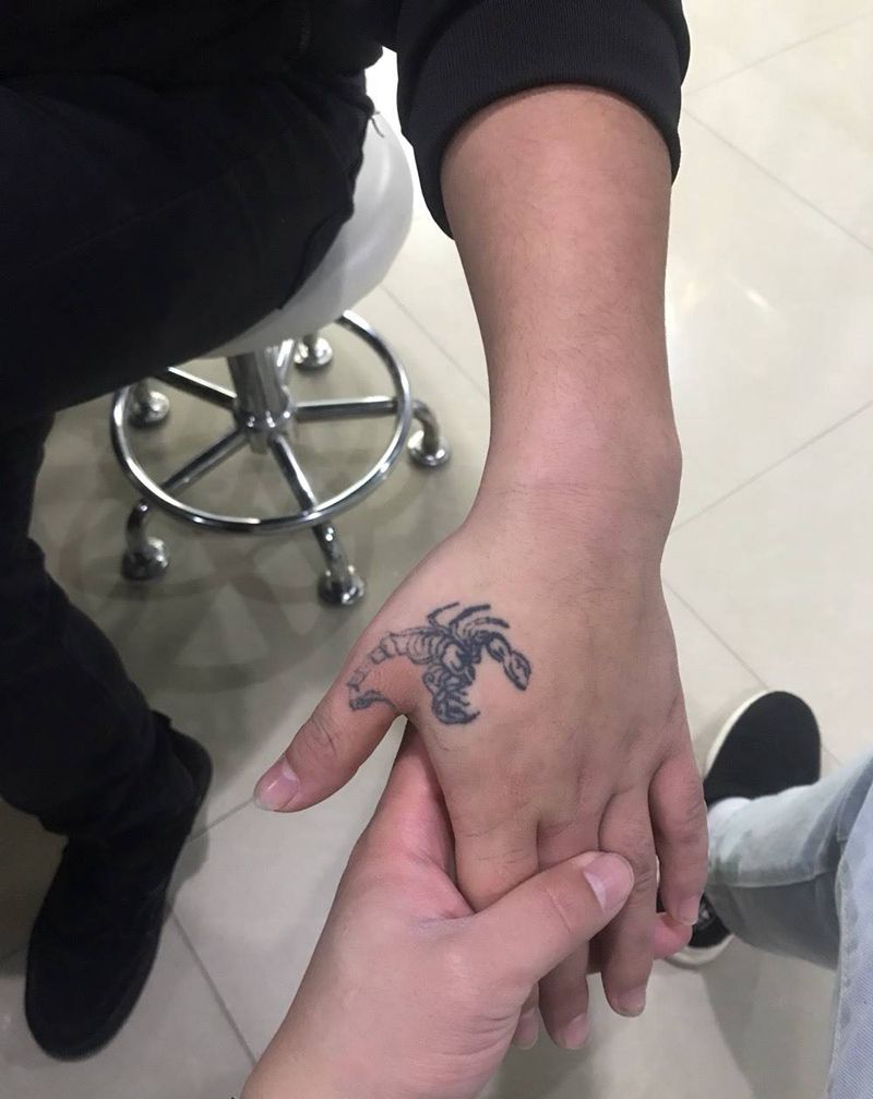 遮盖虎口蝎子蜥蜴纹身图片