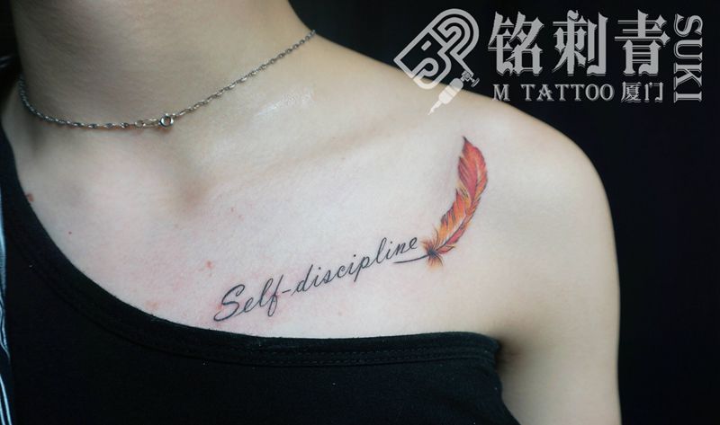 羽毛和英文组合小清新纹身图片_胸部小清新英文羽毛纹身图案