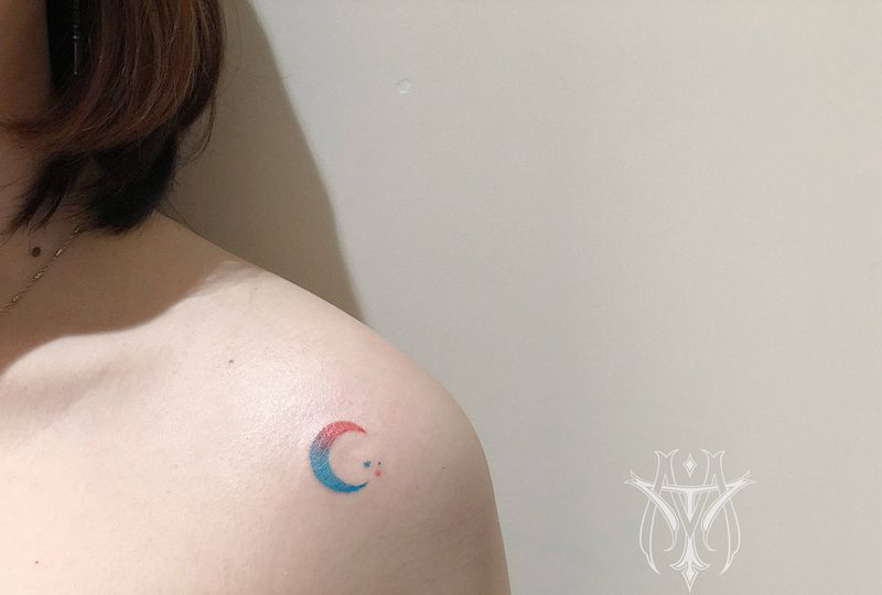 小清新月亮纹身图片_肩部水彩纹身图案