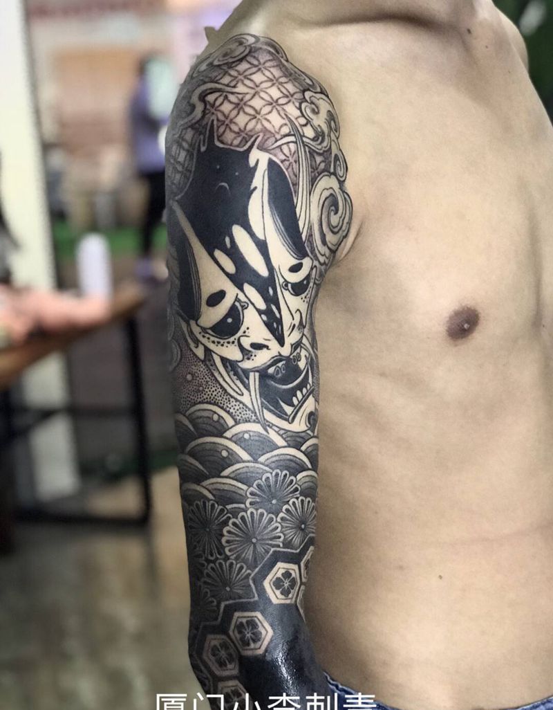 黑臂纹身图片_手臂肩部老传统几何小李刺青厦门花臂纹身图案