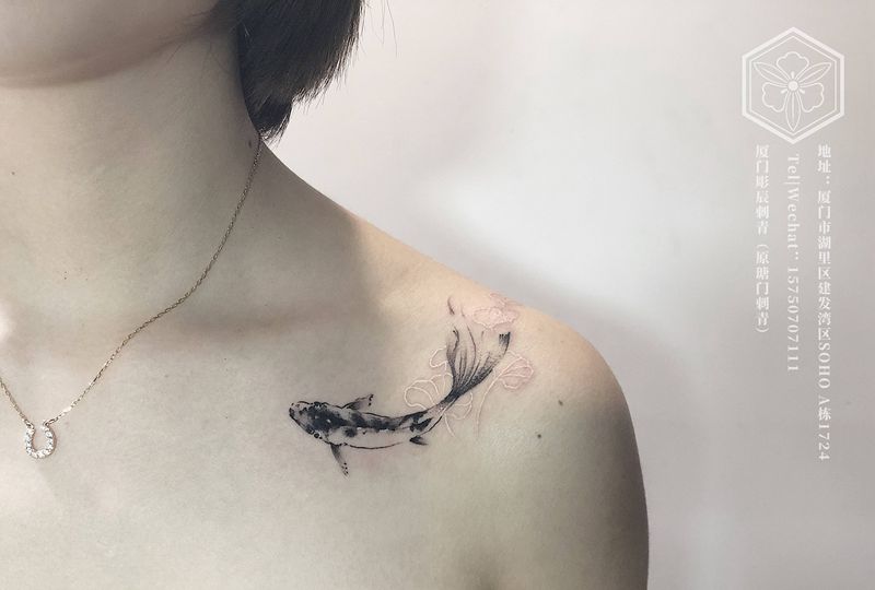 水墨鱼纹身图片_肩部水墨纹身图案