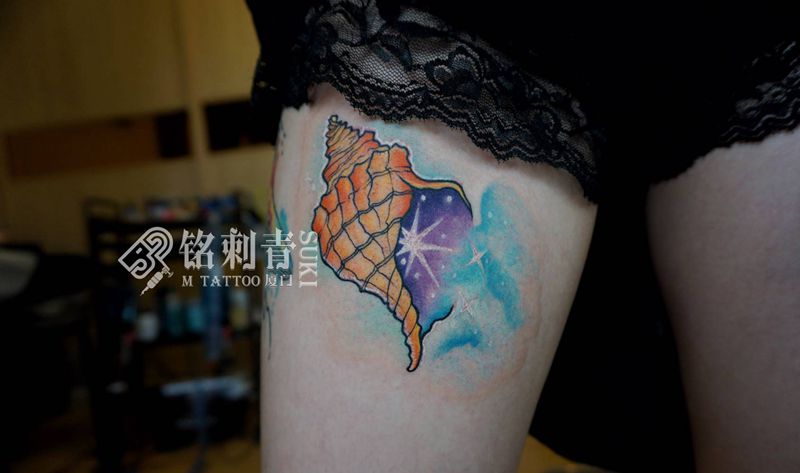 定做海螺星空纹身图片_腿部New School水彩荧光纹身图案