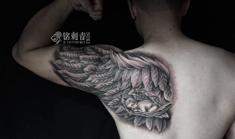 翅膀纹身图片_背部肩部New School纹身图案