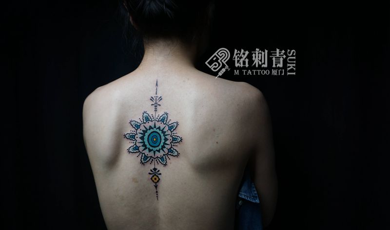 设计曼陀罗纹身图片_背部Old School图腾曼陀罗梵花纹身图案