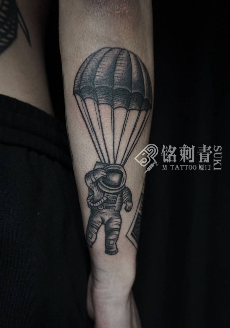 欧美黑灰降落伞纹身图片