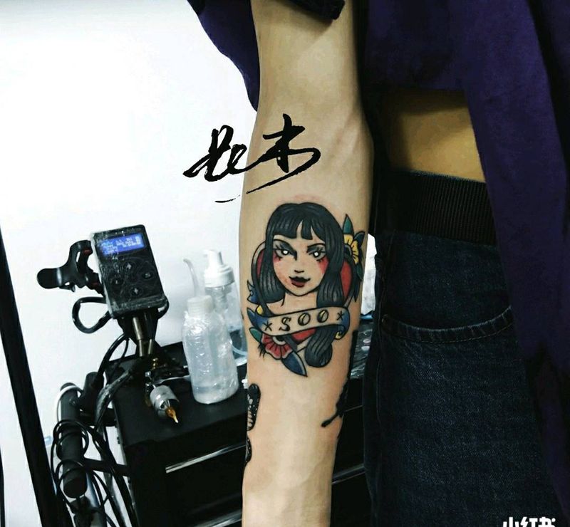 School女郎纹身图片_手臂Old School纹身图案
