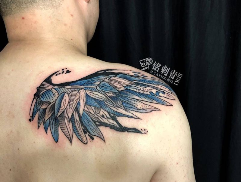 欧美彩色翅膀纹身图片