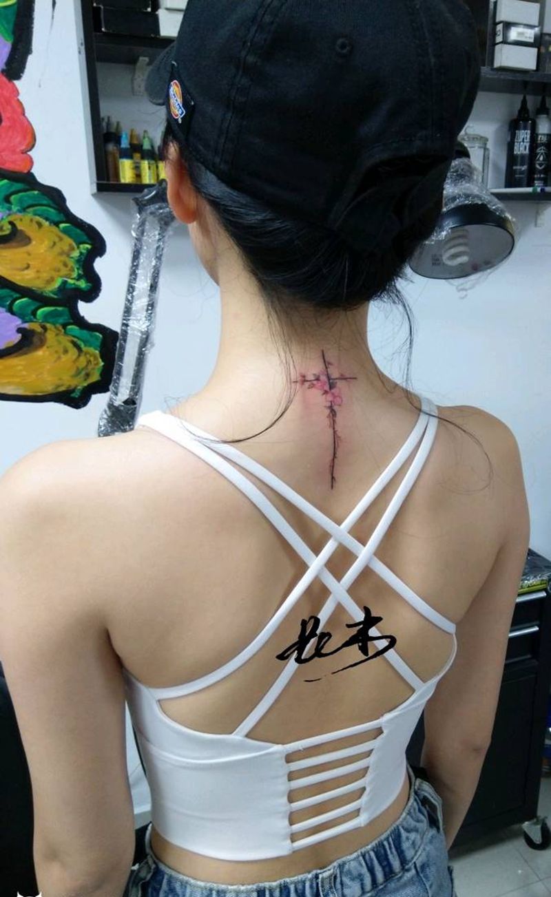 小图纹身图片_颈部图腾水彩纹身图案