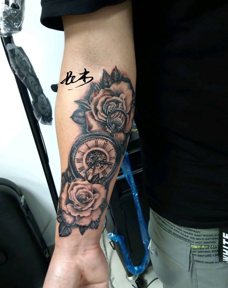 写实玫瑰怀表纹身图片_手臂欧美写实纹身图案