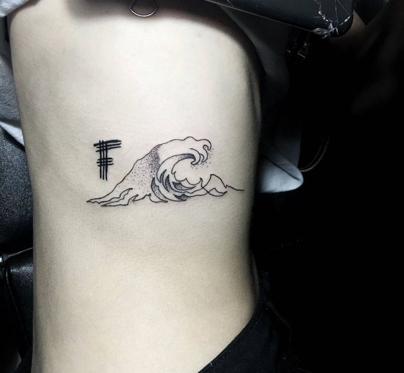 纪念朋友的侧腰小图纹身图片_成品腰部清新纹身图案