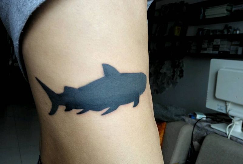 大鲨鱼纹身图片_腰部欧美动物纹身图案