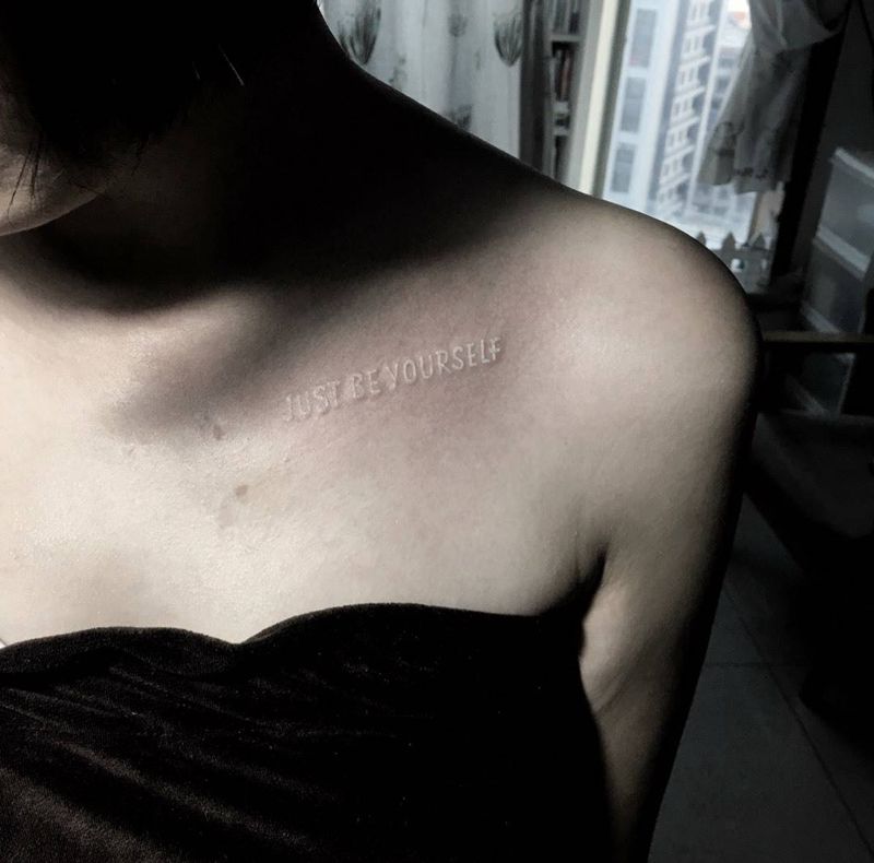 白色锁骨纹身纹身图片