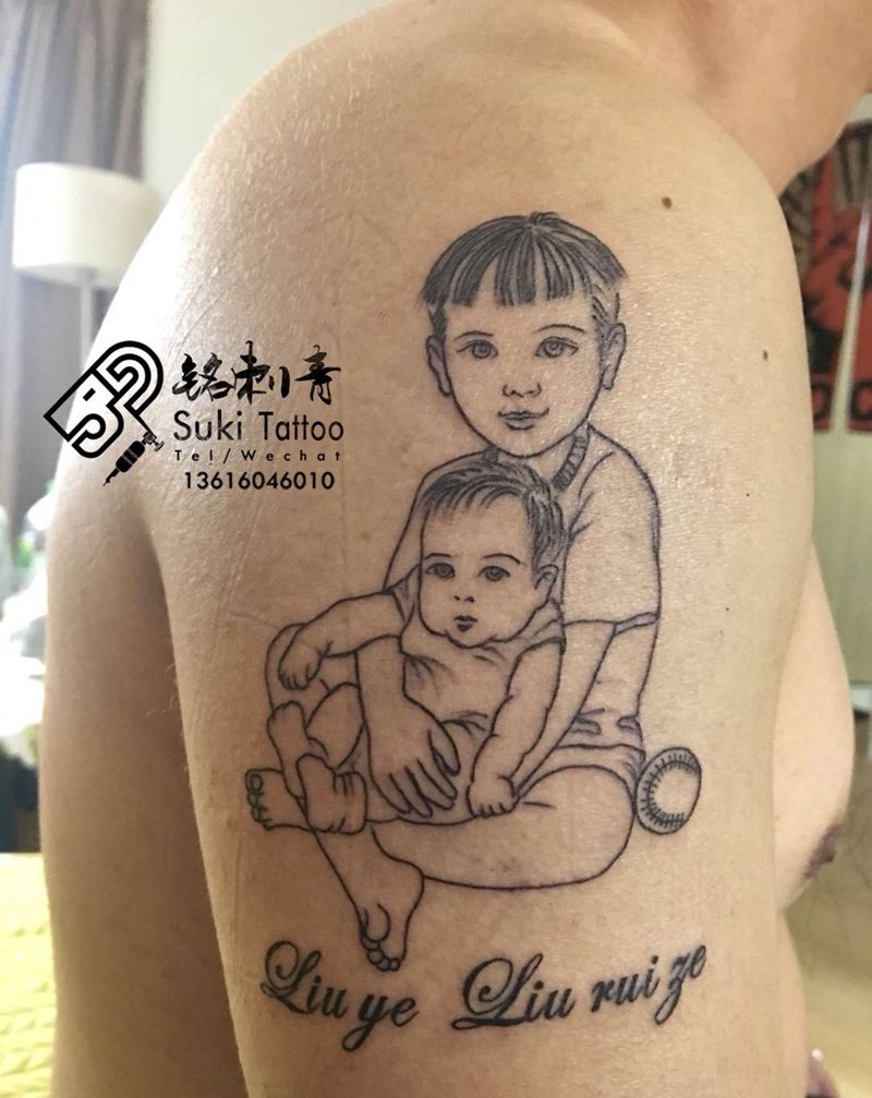 小哥哥抱着弟弟，好有爱纹身图片