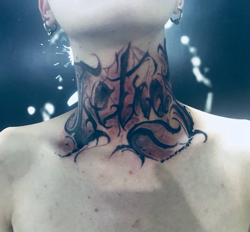 脖子花体纹身图片