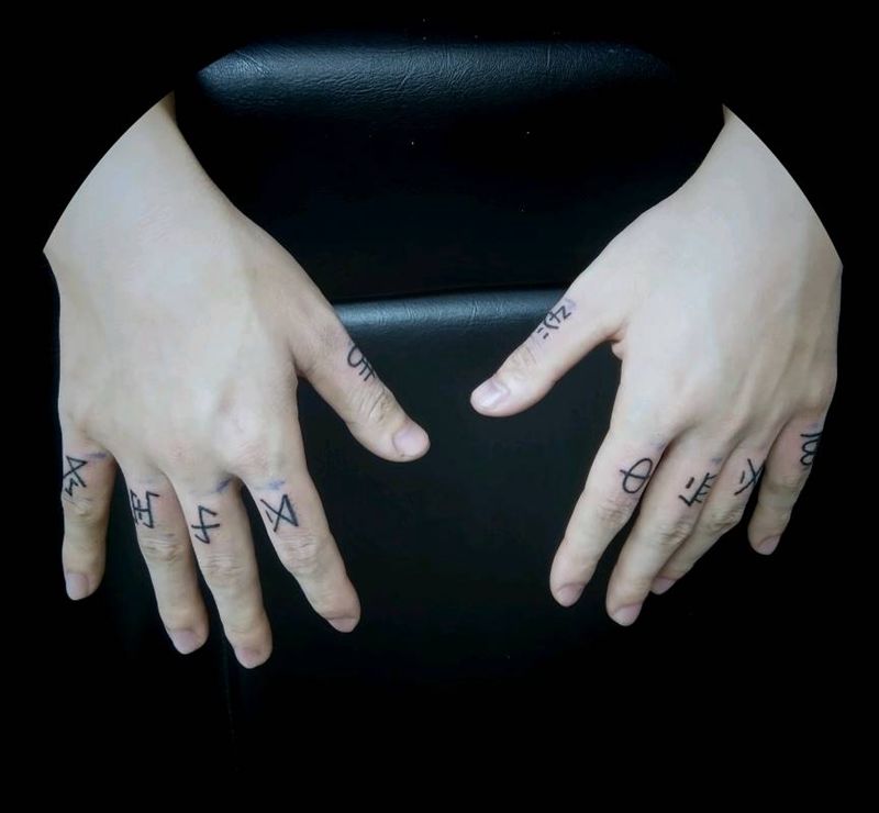 彝族文字纹身图片_手部花体字纹身图案