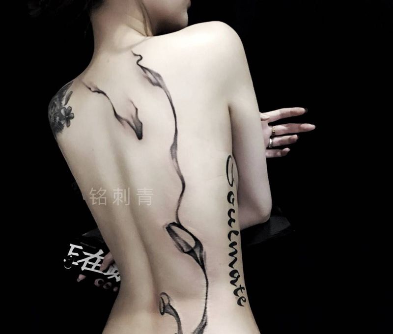 水墨背部纹身图片