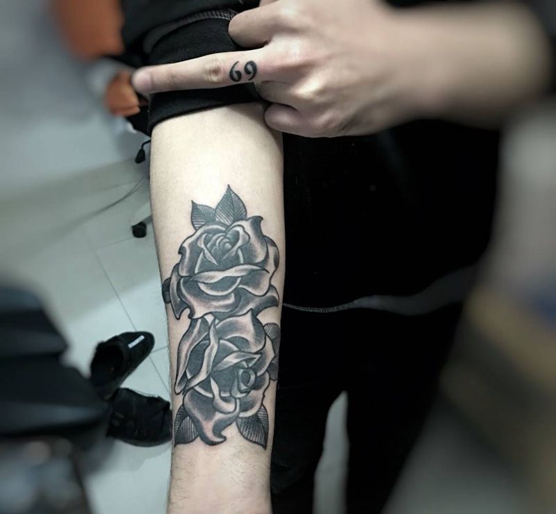 暗黑玫瑰+手指巨蟹纹身图片_原创欧美手臂成品纹身图案
