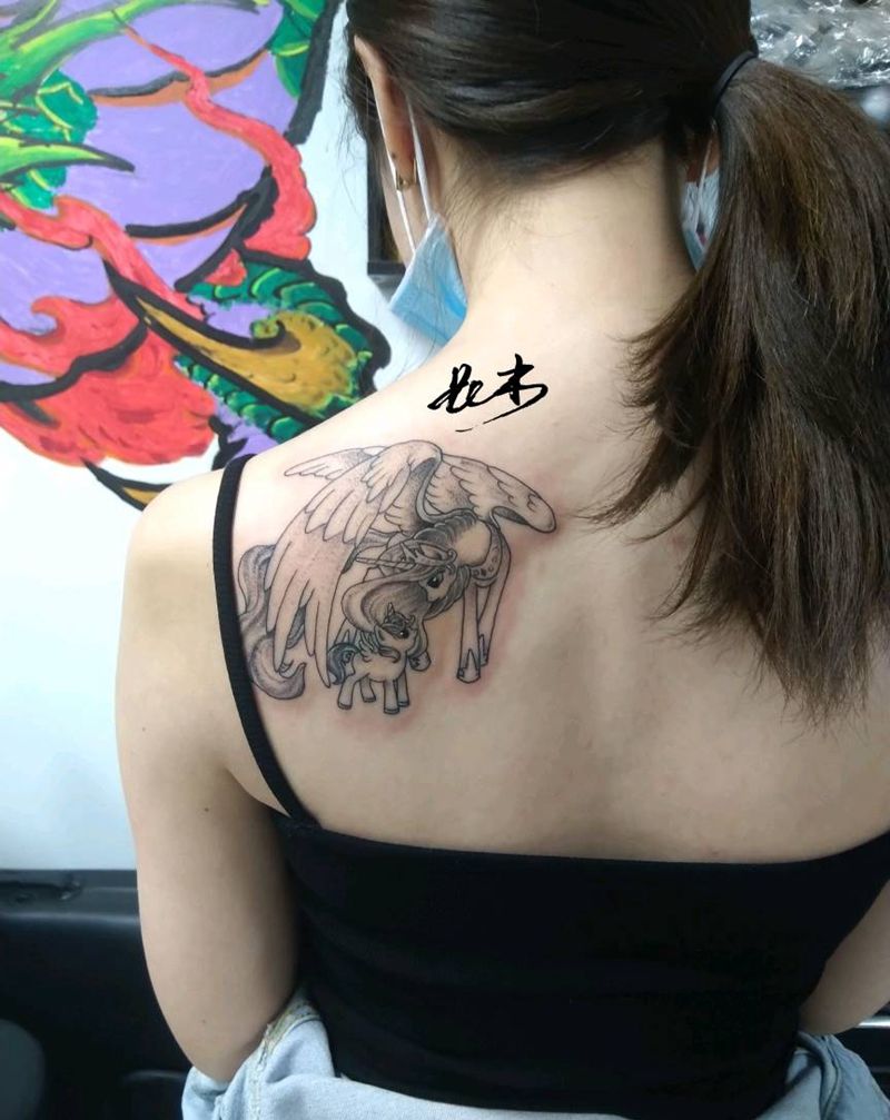 小马宝莉纹身图片_背部点刺纹身图案