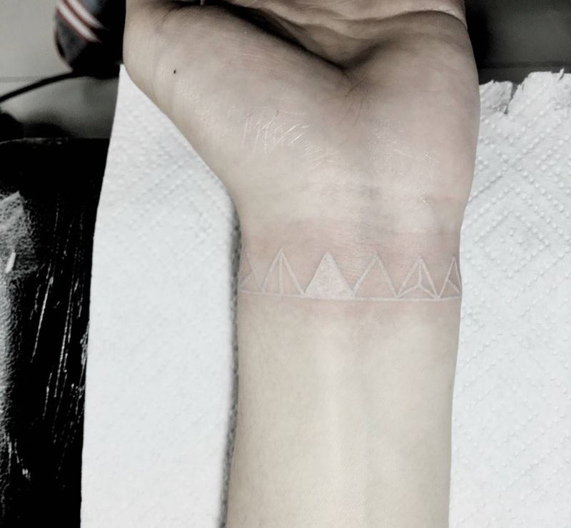 白色六戒图纹身图片_成品欧美清新字符纹身图案