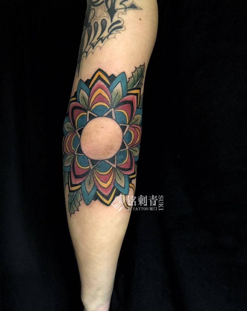 爆手肘彩色曼陀罗纹身图片