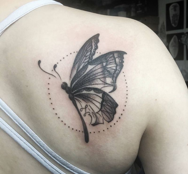 蝴蝶纹身图片_成品背部欧美清新纹身图案