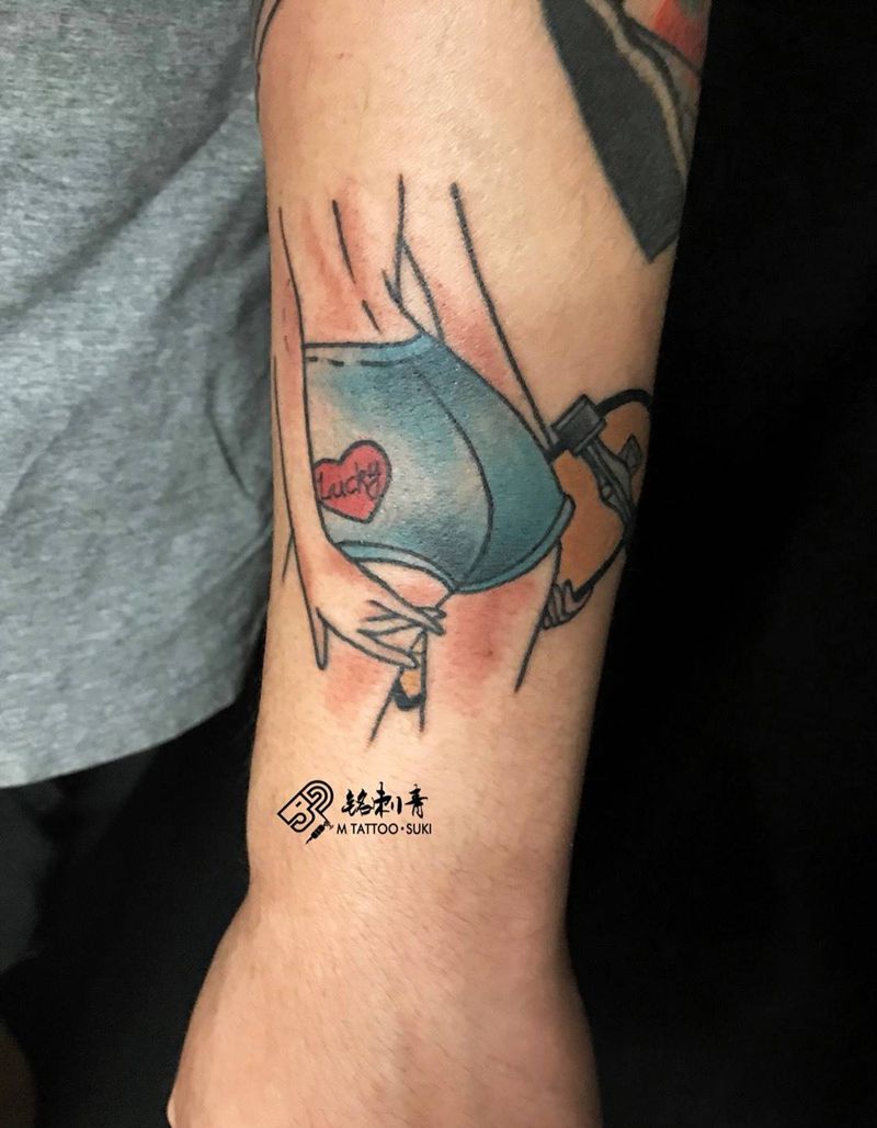 滑板女孩纹身图片