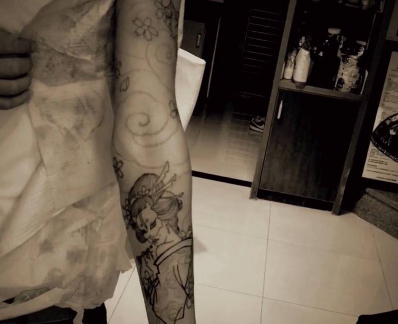 花臂线条纹身图片