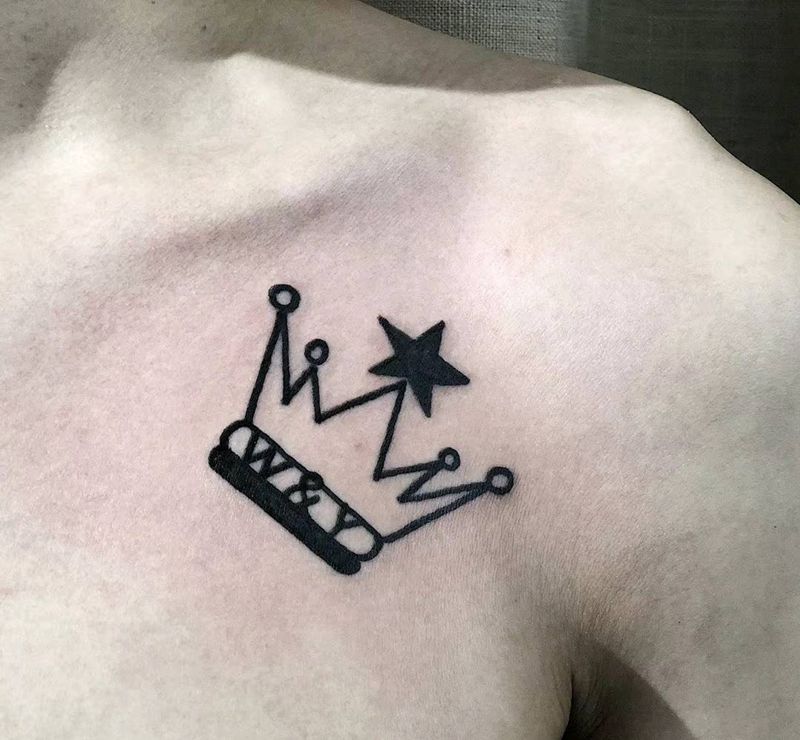 线条 皇冠纹身图片_肩部星星皇冠纹身图案