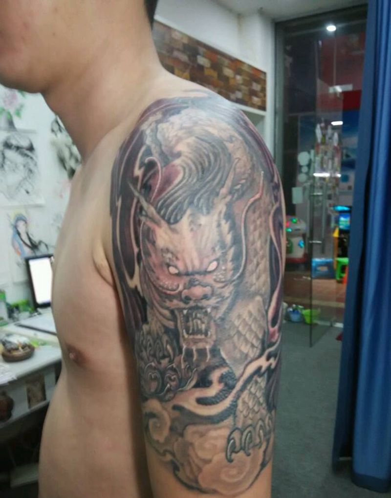 大臂麒麟黑灰纹身图片_肩部手臂传统习俗动物鬼神图腾原创成品纹身图案