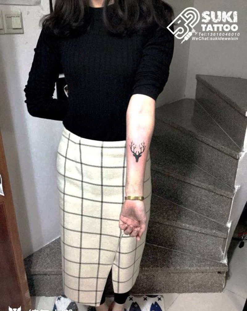 渐变小小麋鹿纹身图片_成品手臂清新动物纹身图案