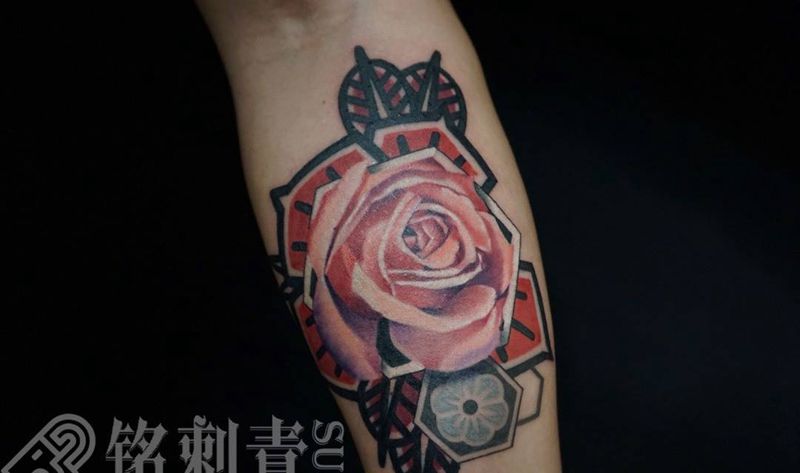 欧美彩色玫瑰纹身图片
