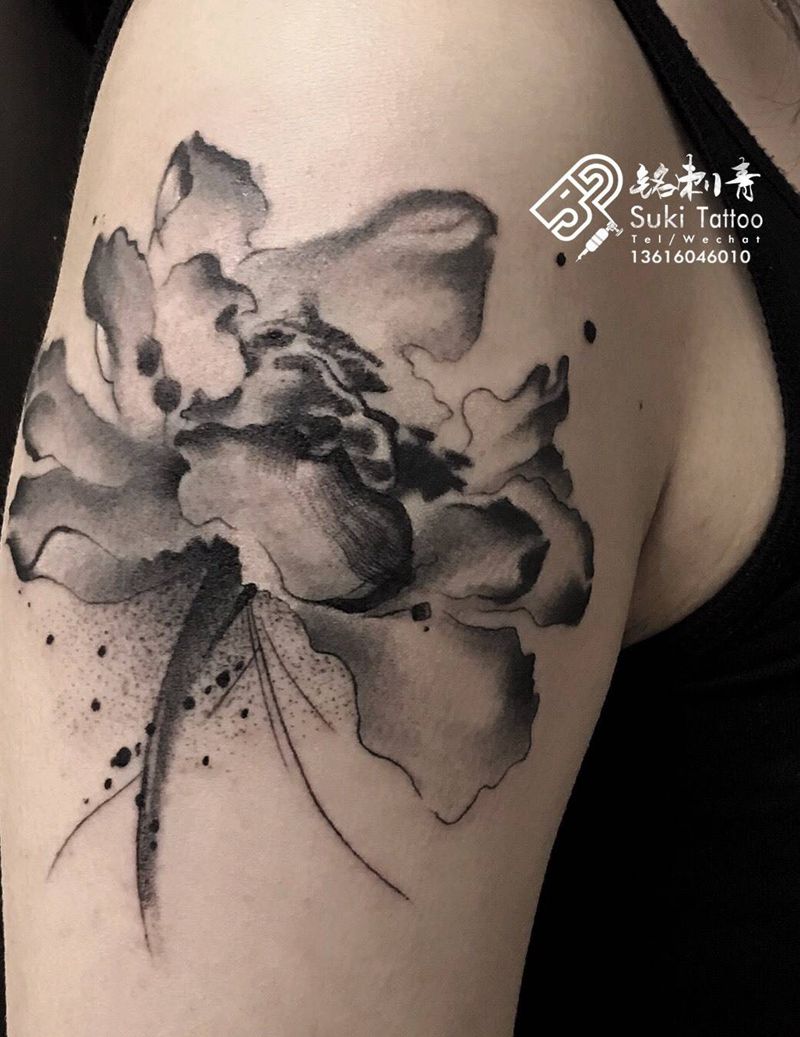 水墨荷花纹身图片
