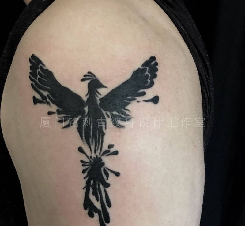 金光闪闪的凤凰改成了图腾纹身图片