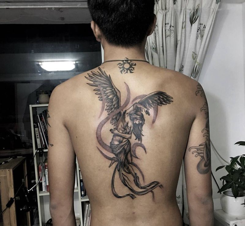 欧美黑灰纹身图片_成品背部欧美人物纹身图案