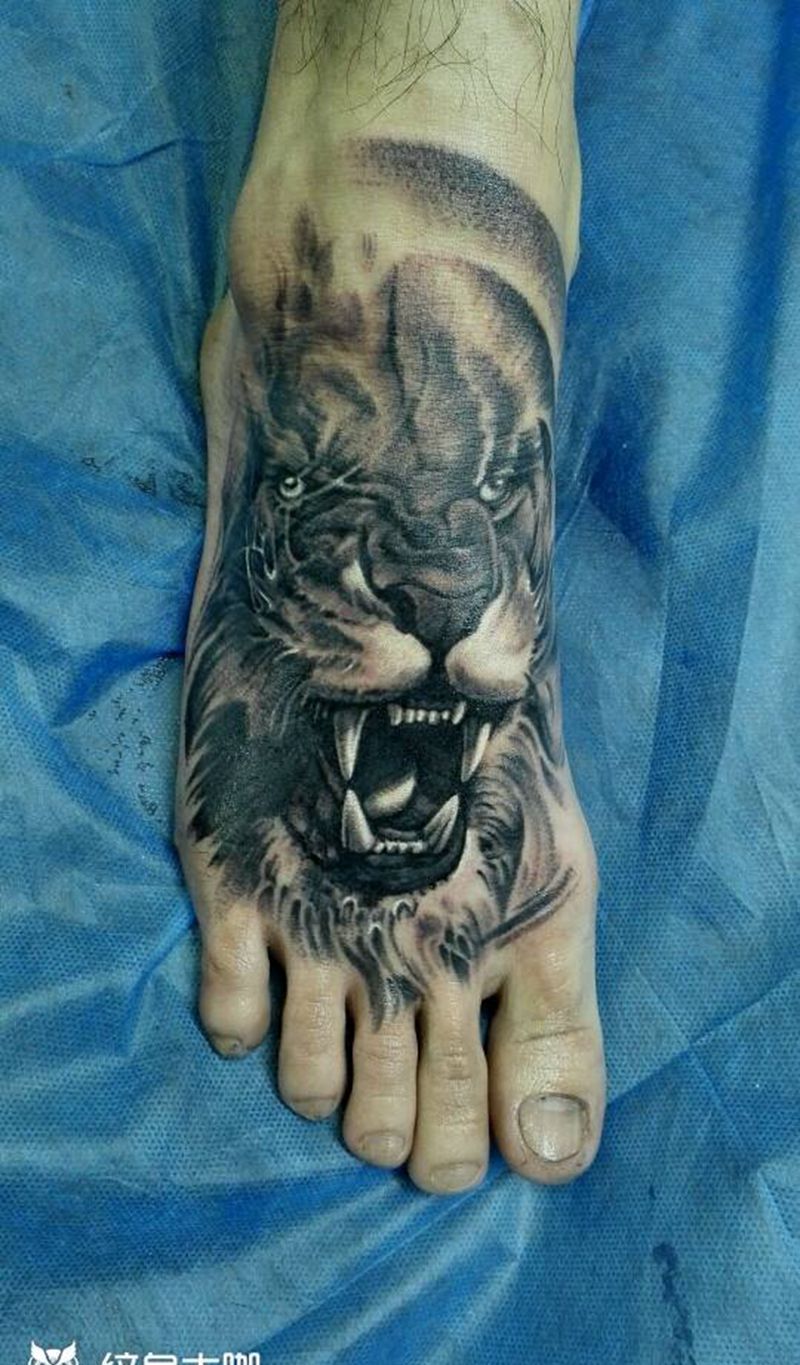 霸气侧漏纹身图片_脚部欧美清新写实动物厦门福建狮子成品纹身图案