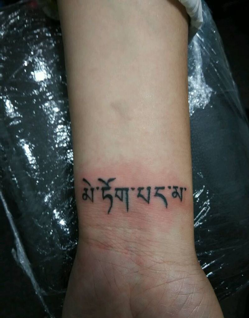 藏文手腕纹身图片_手部传统清新字符原创成品纹身图案