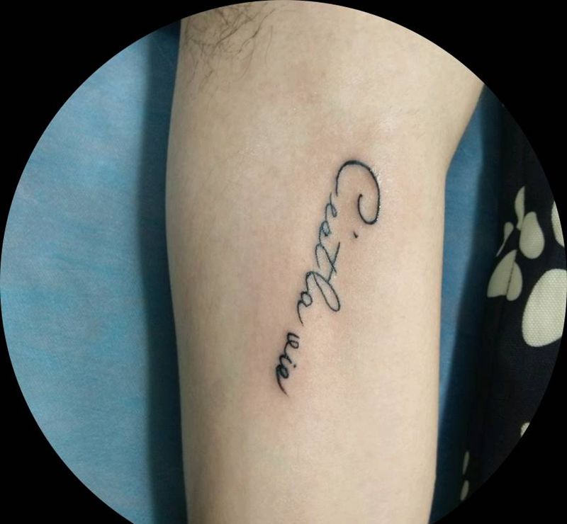 法文纹身图片_手臂花体字纹身图案