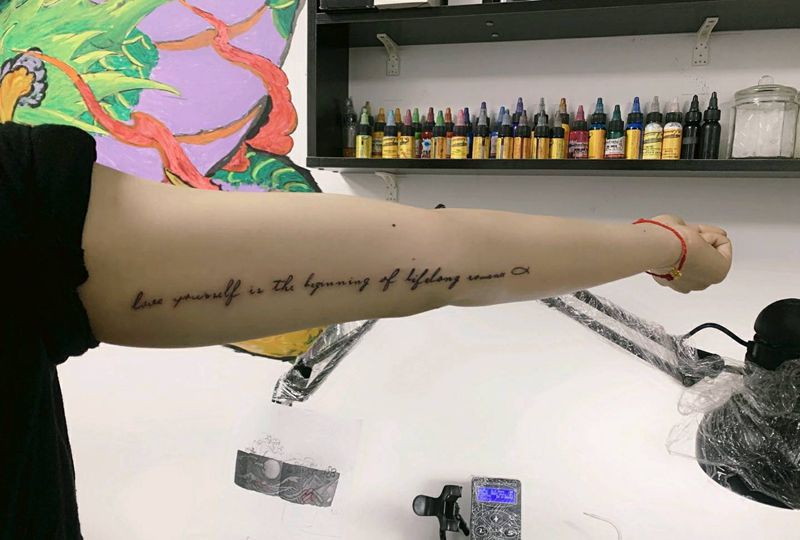 王尔德的一句话纹身图片_手臂花体字纹身图案