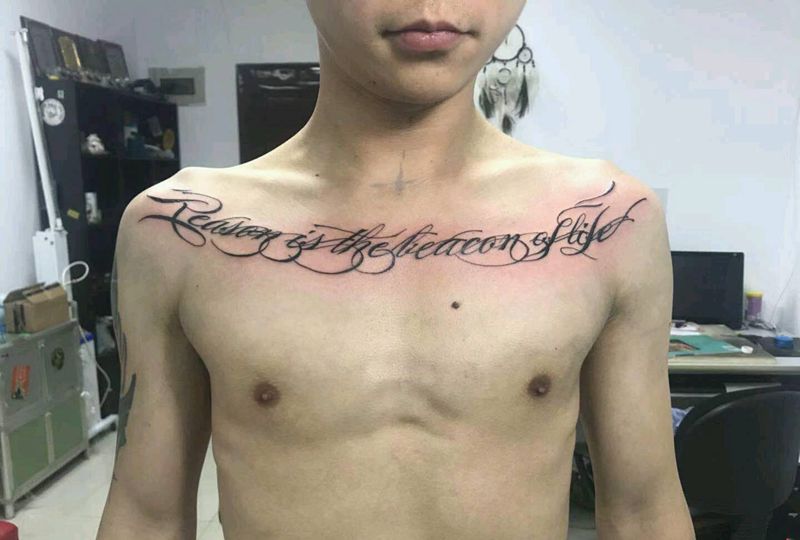 胸口英文花体纹身图片_胸部花体字纹身图案